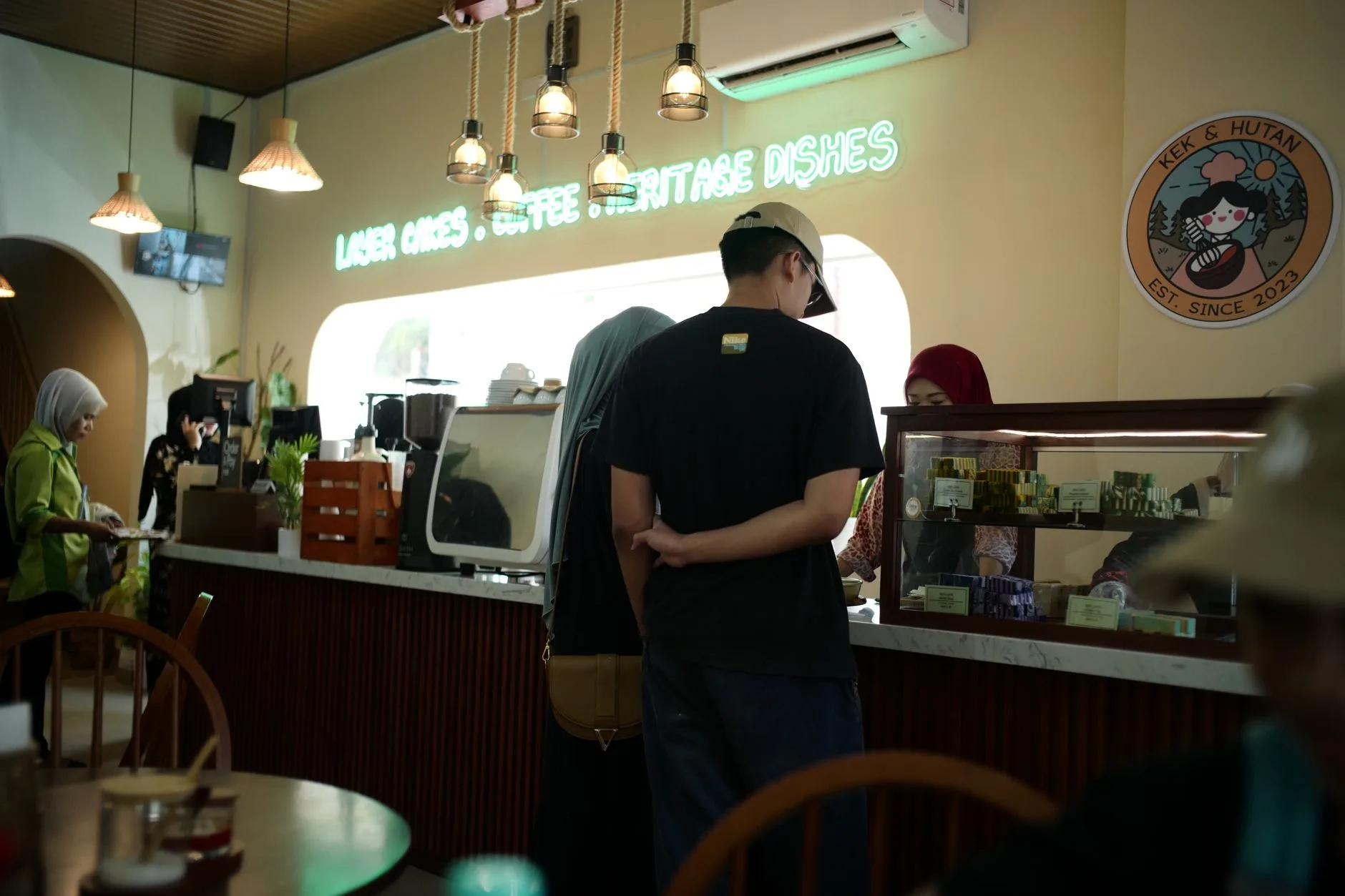 Kopi Nako Bintaro disajikan dalam cangkir elegan.