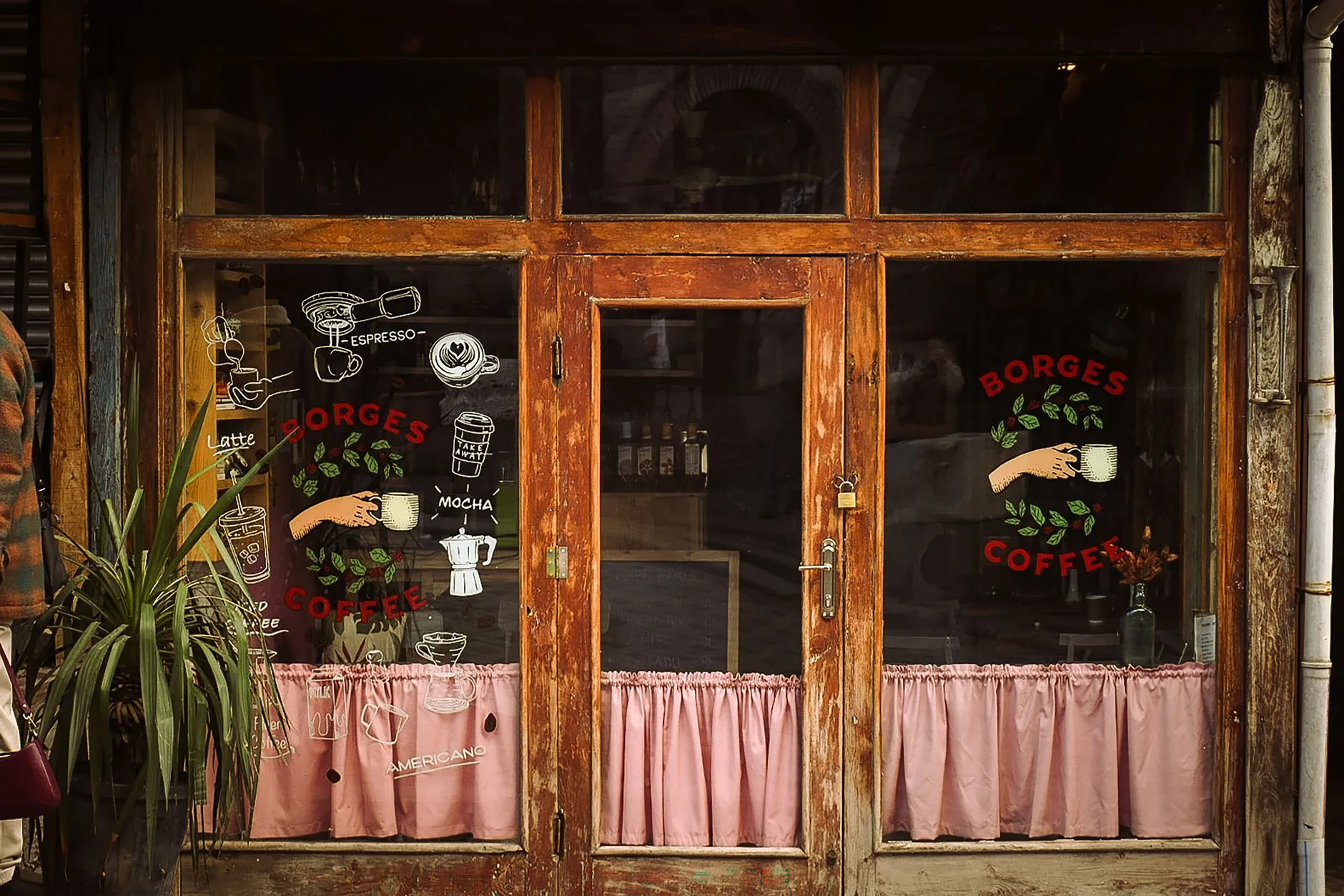 Photo by Ceren Fehime on Pexels | Bisnis Kopi Shop illustration