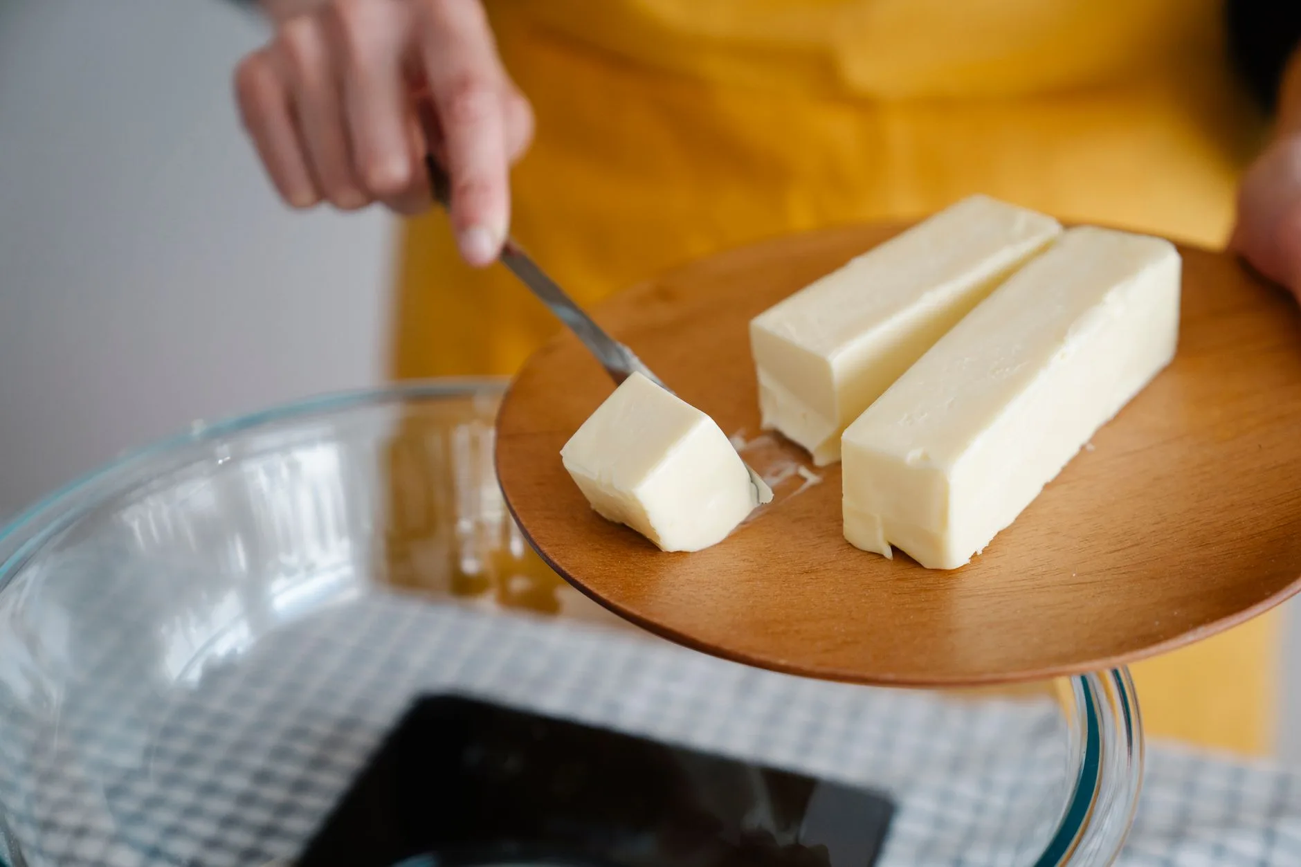 Ilustrasi Resep Kopi Butter dengan susu dan mentega.